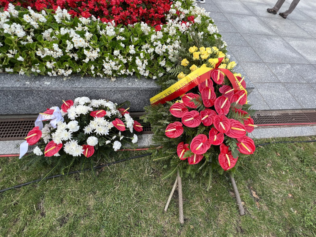 Wieniec od prezydenta Rafała Trzaskowskiego leży pod klombem. Co się stało przy Grobie Nieznanego Żołnierza?