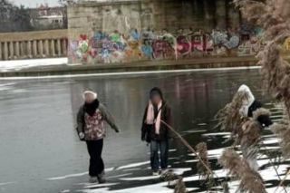 Dzieci weszły na lód na Odrze. Sekundy od tragedii we Wrocławiu