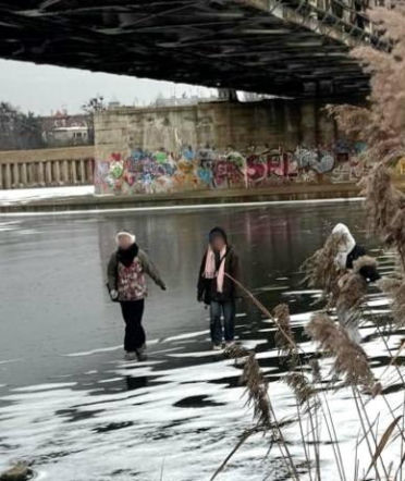 Dzieci weszły na lód na Odrze. Sekundy od tragedii we Wrocławiu