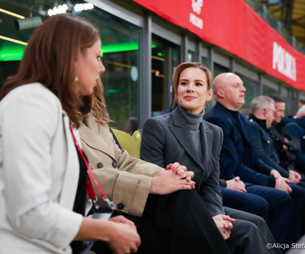 Marta Nawrocka na trybunach stadionu podczas meczu piłkarek. O jej wizycie w Gdańsku przeczytasz na Eska.