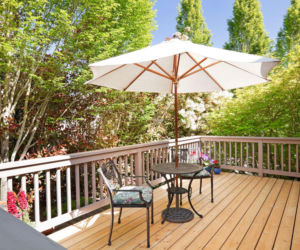 Bezpieczny relaks w upalne dni. Na co zwrócić uwagę, wybierając solidny parasol ogrodowy na lata?