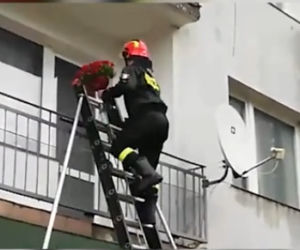 Wysoka: Przyjechał na sygnale do ukochanej. Wszedł na balkon i padł na kolana [WIDEO]