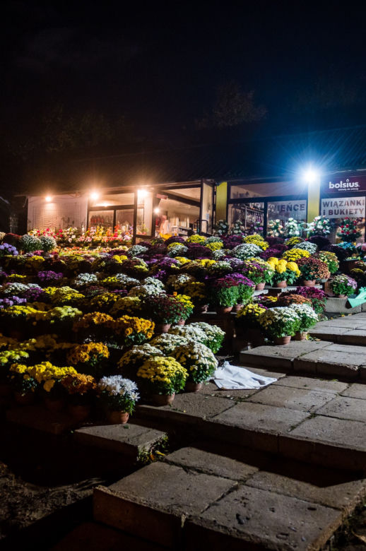 Gdańsk: Dramat po zamknięciu cmentarzy. Wściekli sprzedawcy zniczy i kwiatów! 