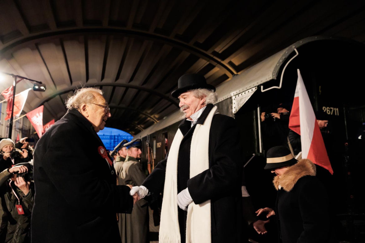 Paderewski przybył do Poznania; tłum mieszkańców na inscenizacji przyjazdu kompozytora do stolicy Wielkopolski