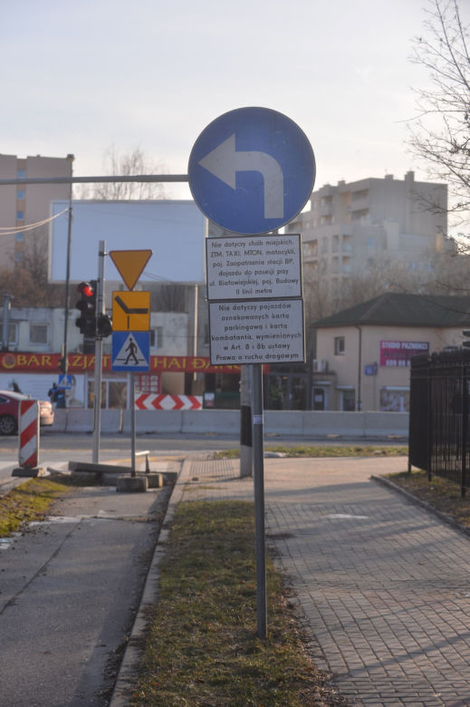 Nieczytelne skrzyżowanie przy Wola Park