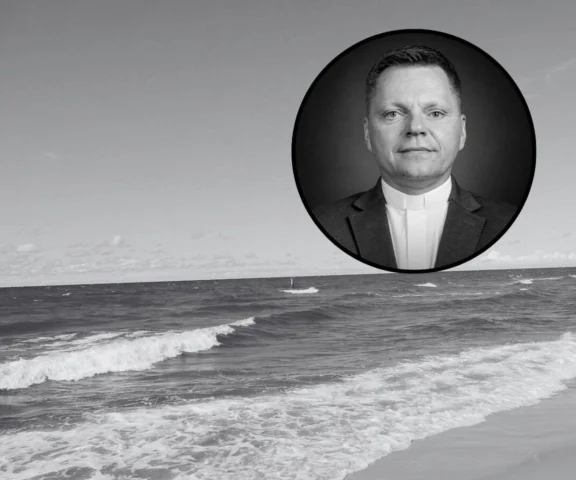 Dramat na plaży. 53-letni ksiądz zniknął w morzu
