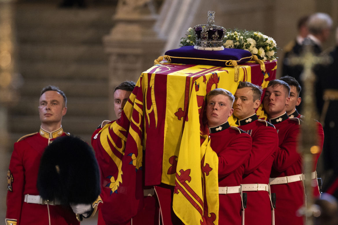 Najpiękniejsza korona Elżbiety II spoczęła na trumnie. Brytyjska korona państwowa na pogrzebie monarchini