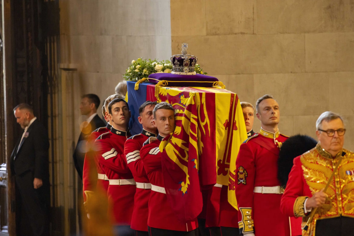 Trumna z ciałem Elżbiety II w drodze do Pałacu Westminsterskiego