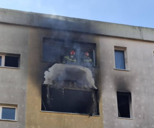 Pożar w bloku w Kościanie. Lokatorzy czekali na pomoc na balkonach
