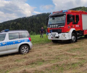 SZOKUJĄCY wypadek w Łososinie Dolnej. Paralotniarz spadł na ziemię z dużej wysokości 
