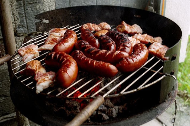Grill piknik kiełbaski mięso