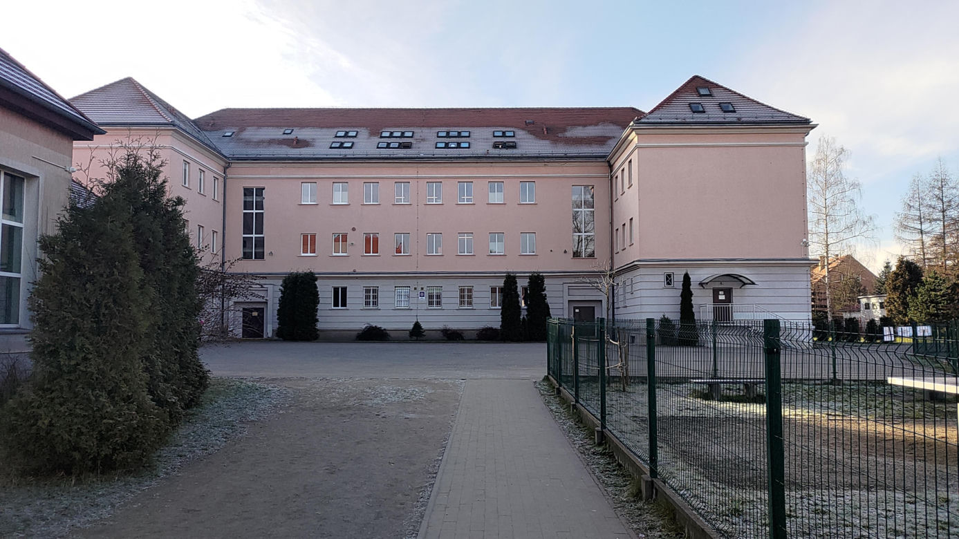 Ciało 11-letniej dziewczynki odnalezione niedaleko szkoły. Tragedia w Jeleniej Górze