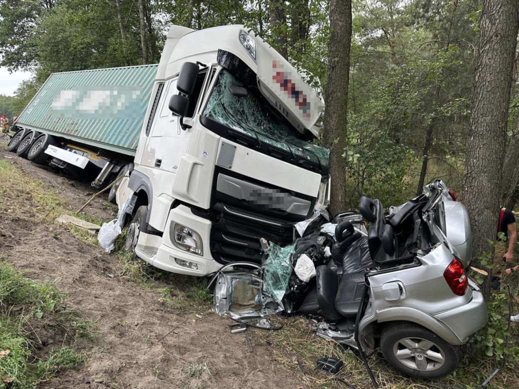 Dramat na dk 62 pod Wyszkowem. Trzy osoby zakleszczone w aucie, wśród rannych 14-latka