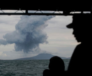 Erupcja wulkanu Anak Krakatau drugi dzień paraliżuje ruch lotniczy