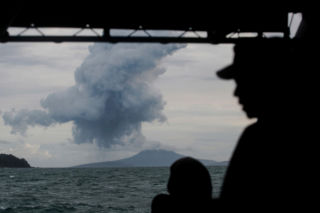 Erupcja wulkanu Anak Krakatau drugi dzień paraliżuje ruch lotniczy