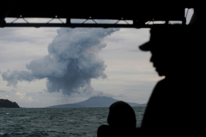 Erupcja wulkanu Anak Krakatau drugi dzień paraliżuje ruch lotniczy