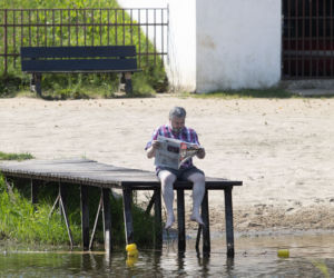 Karol Karski. Kupił flaszkę i odpoczął nad Świdrem
