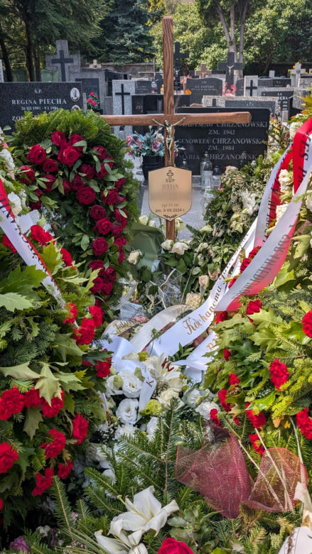 Kaczyński i Szydło pożegnali kwiatami syna Holeckiej
