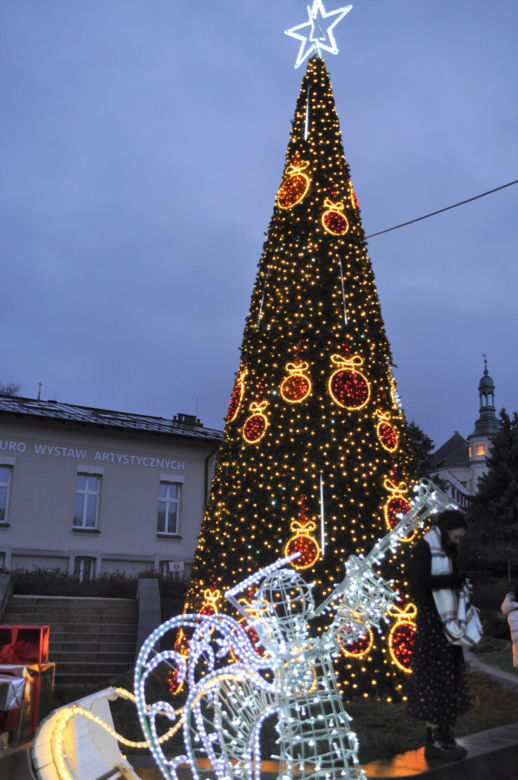 Świąteczne iluminacje na deptaku i Placu Artystów w Kielcach