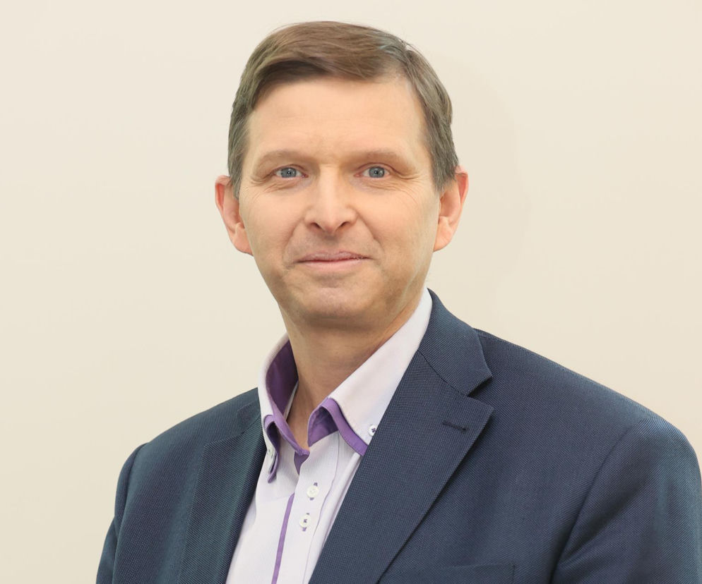 Portret ekonomisty Marka Zubera w marynarce. O tym, czy grozi nam kryzys finansowy, przeczytasz na SE Polityka.