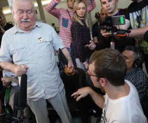 Lech Wałęsa spotkał się z niepełnosprawnymi protestującymi w Sejmie
