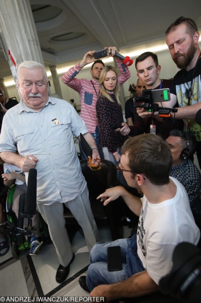 Lech Wałęsa spotkał się z niepełnosprawnymi protestującymi w Sejmie