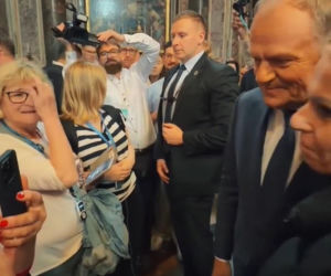 Ludzie spotkali Tuska w Watykanie i się zaczęło! Zaskakujące sceny w kościele tuż przy grobie Jana Pawła II