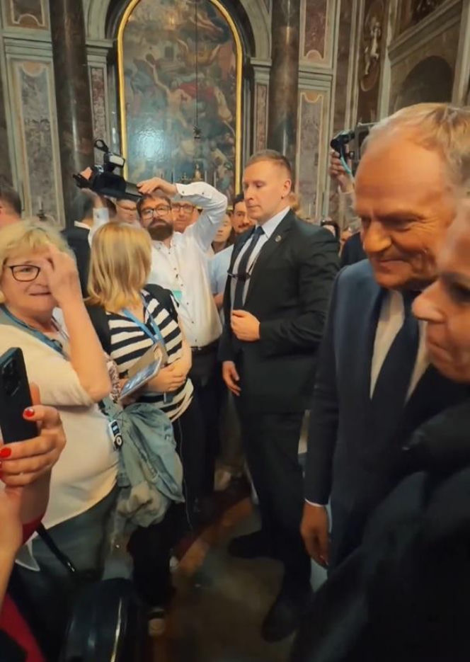 Ludzie spotkali Tuska w Watykanie i się zaczęło! Zaskakujące sceny w kościele tuż przy grobie Jana Pawła II