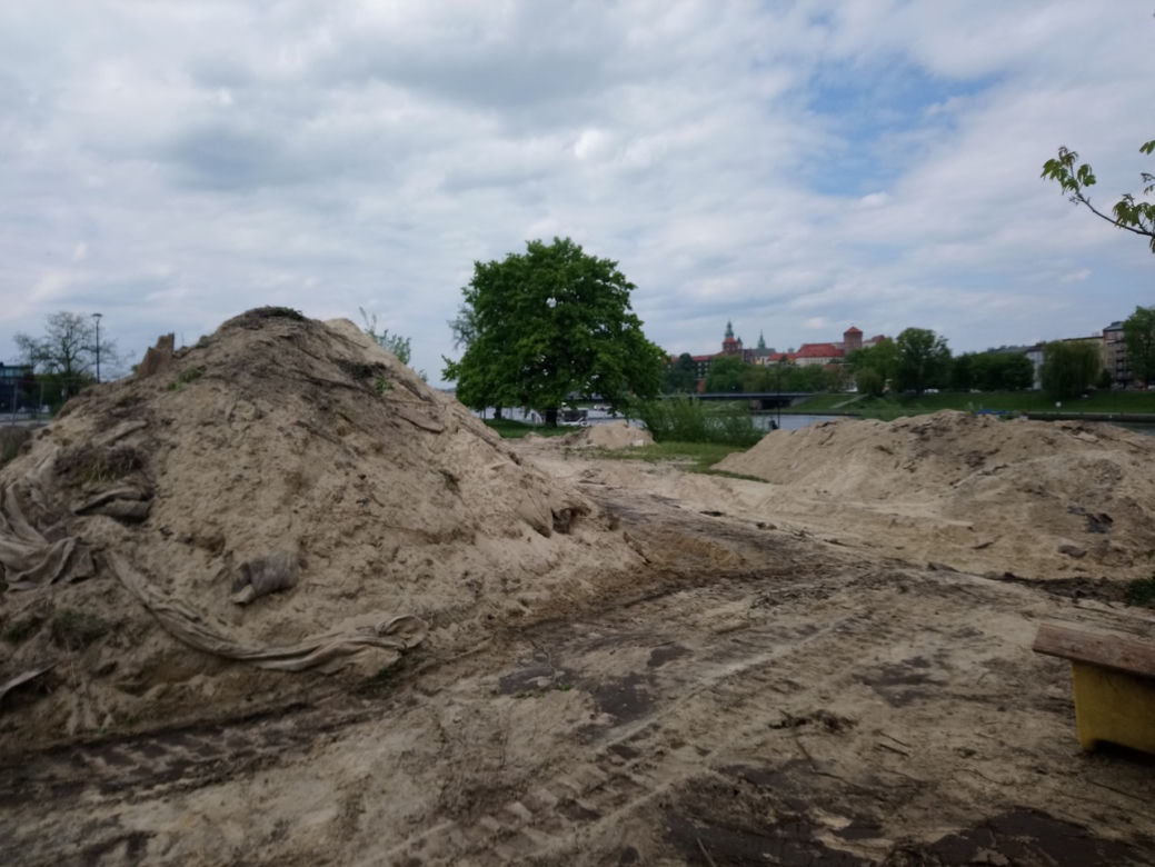 Kraków: Plaża przy Forum znika bezpowrotnie