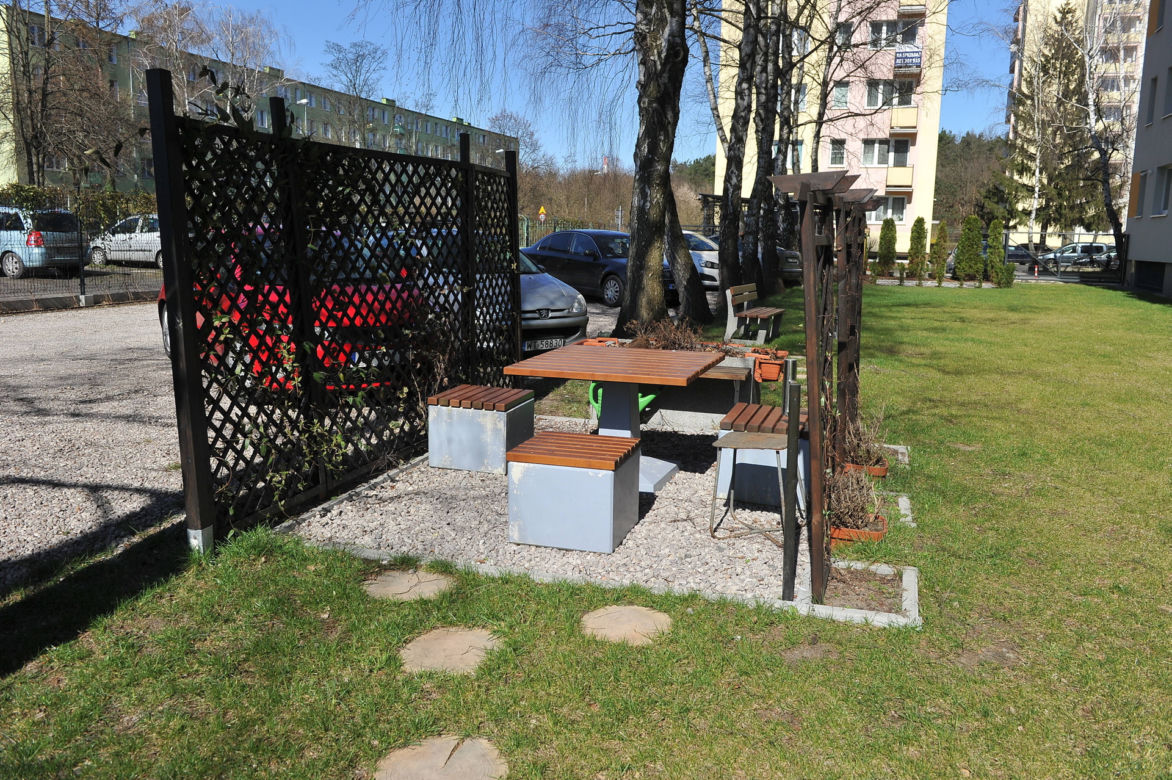 Wojna o parking w Wawrze jak u Barei. Mieszkańcy poszli do sądu