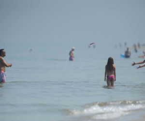 Kaczyńska z nieznajomym smaży się na plaży