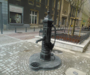 Pompa na woonerfie na Piramowicza po dwóch dniach już zniszczona