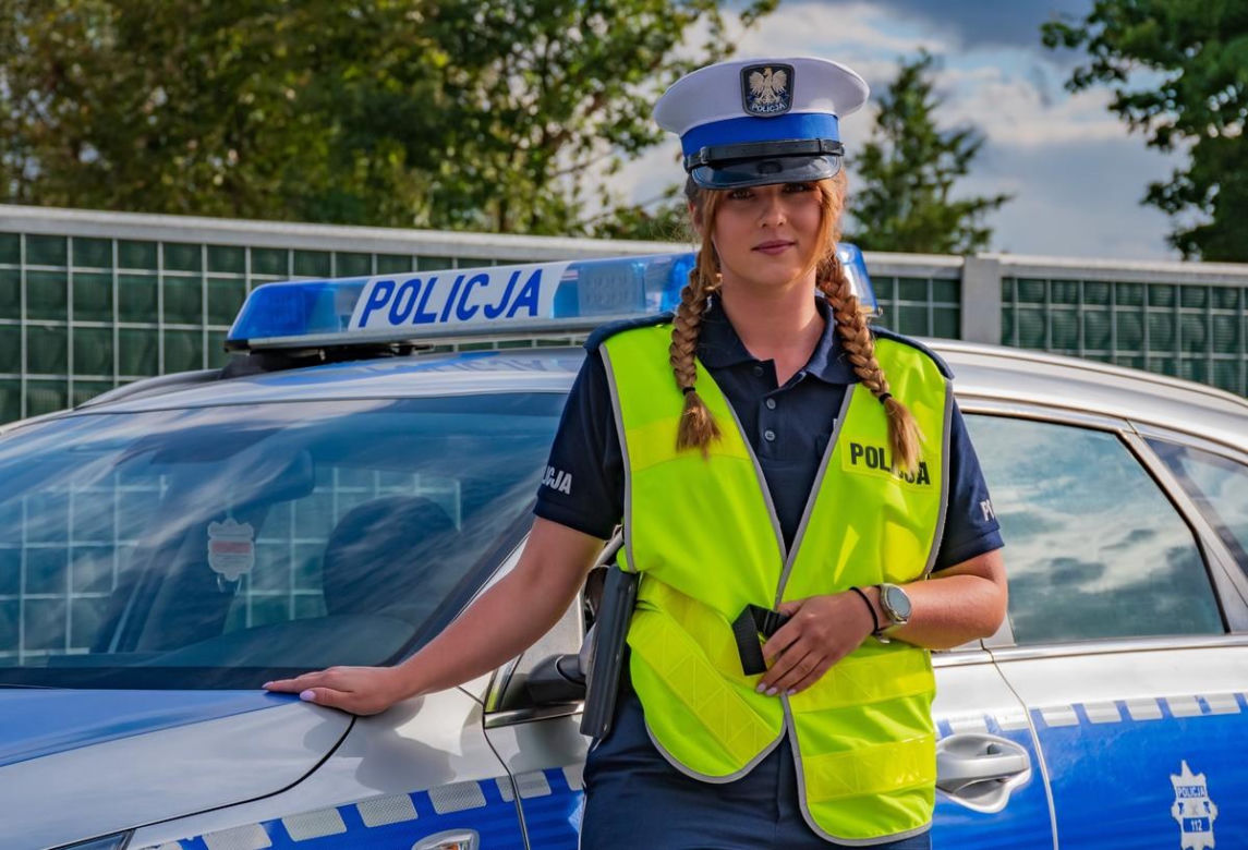 Niezwykła interwencja policjantki. Uratowała ranną sikorkę leżącą na środku ulicy