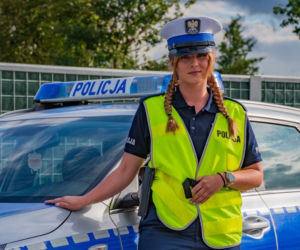 Niezwykła interwencja policjantki. Uratowała ranną sikorkę leżącą na środku ulicy