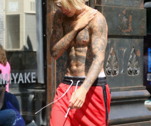 Justin Bieber bez koszulki. Znów pokazał na ulicy Nowego Jorku klatę... i tatuaże