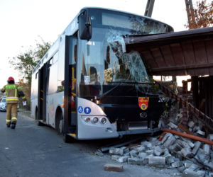 Autobus wjechał w posesję
