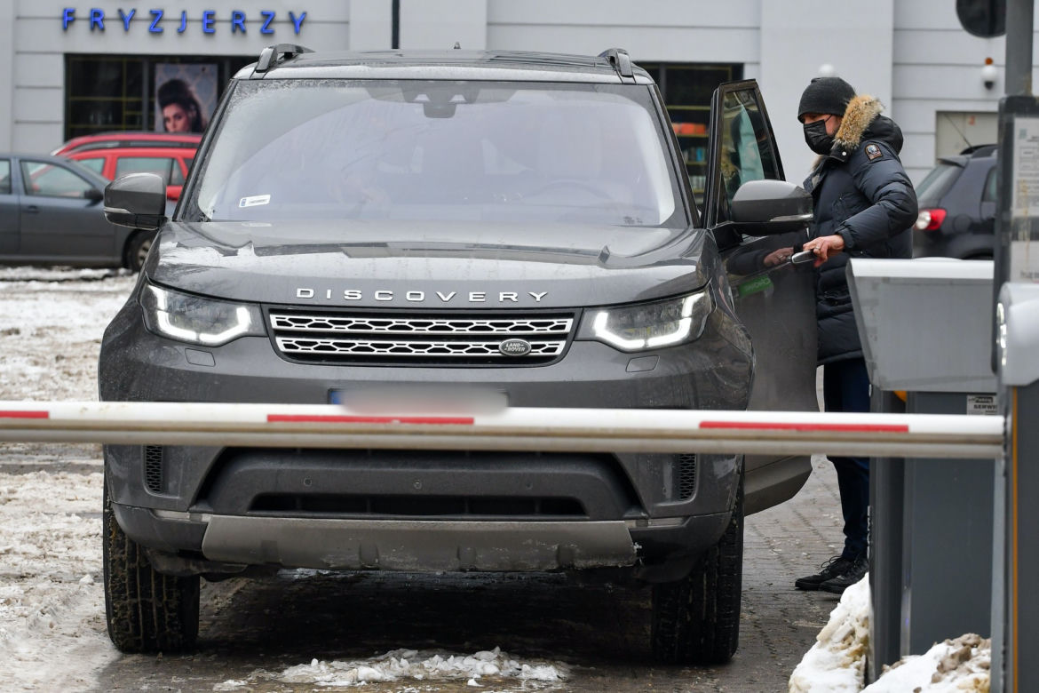 Cezary Pazura i Edyta Pazura jeżdżą Land Roverem Discovery