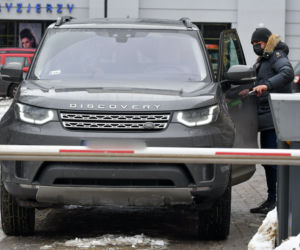 Cezary Pazura i Edyta Pazura jeżdżą Land Roverem Discovery