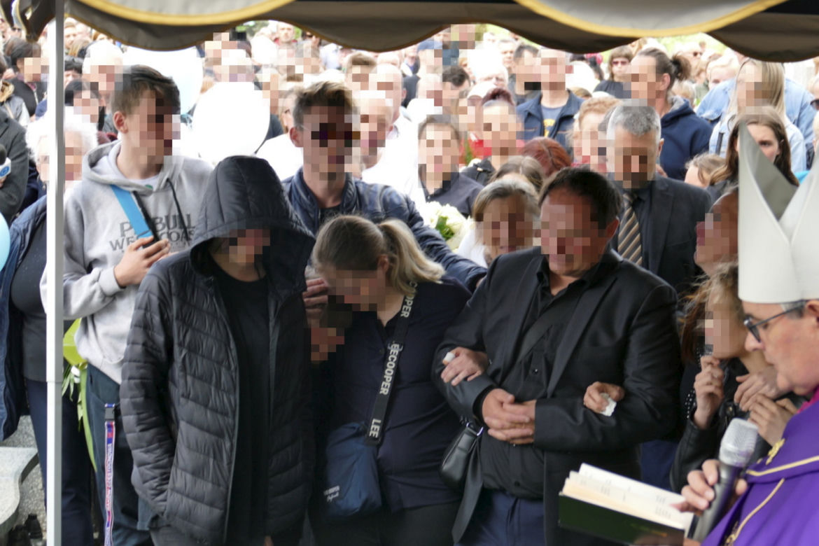 Trumna zjechała w dół, baloniki wzbiły się do nieba. Pogrzeb Kamilka z Częstochowy