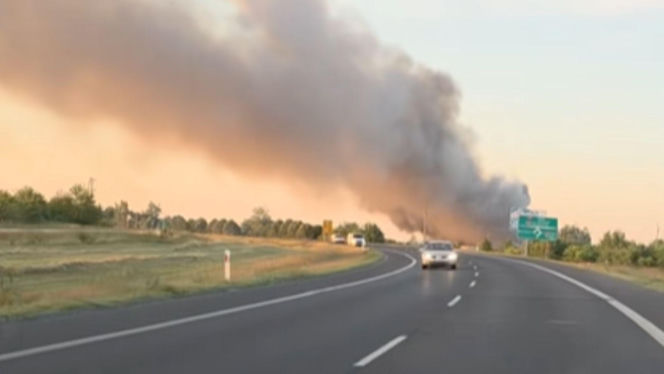 Potężny pożar pod Warszawą! Płonie składowisko odpadów, na miejscu chemicy
