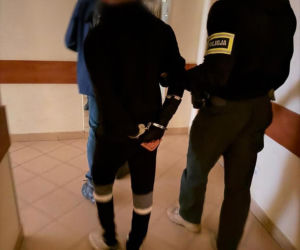 Zatrzymano dwóch skinheadów podejrzanych o podpalenia. Szokujące, co znaleziono w ich domach
