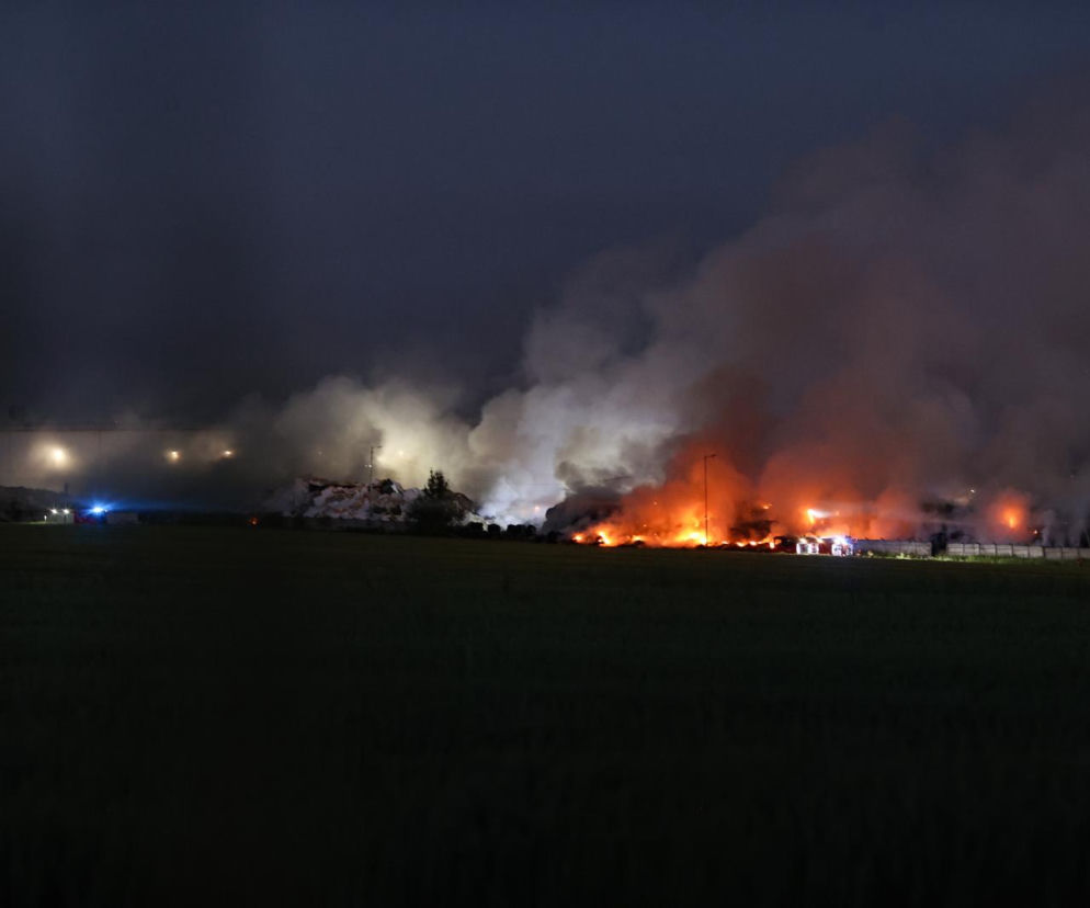 Pożar składowiska w Chorzowie opanowany. Dogaszanie może potrwać kilka dni 