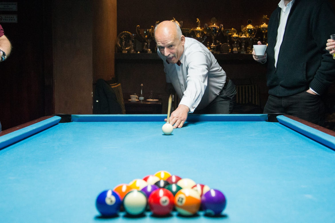 Korwin Mikke gra w bilard