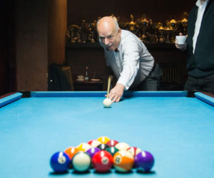Korwin Mikke gra w bilard