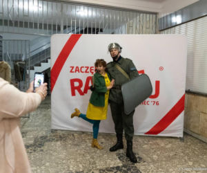 Wspólna zabawa i zdjęcie z ZOMO. Fala komentarzy po Potańcówce w klimacie PRL na inaugurację obchodów radomskiego  Czerwca 76 