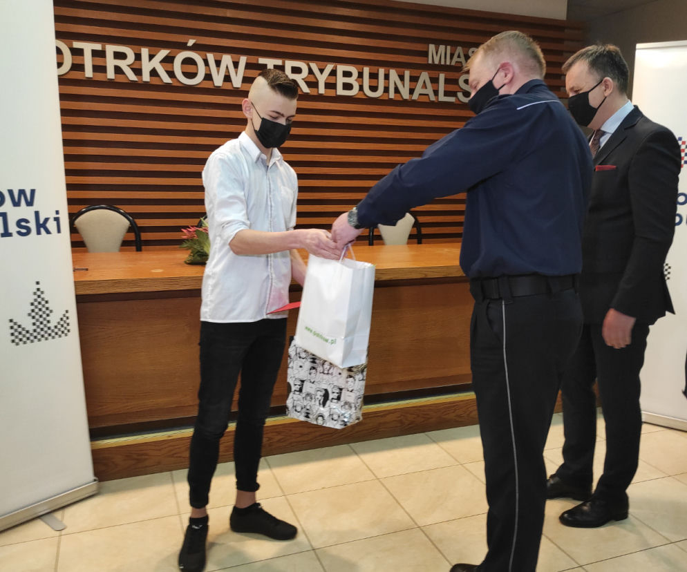 17-letni piotrkowianin nie wahał się ani chwili! Teraz mówi o nim całe miasto! Co takiego zrobił?