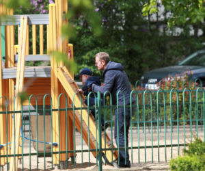 Dziadek Tusk zabrał wnuki na plac zabaw