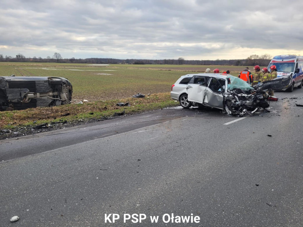 Jechał prawidłowo, zginął po zderzeniu z BMW. Widok rozbitych pojazdów przeraża