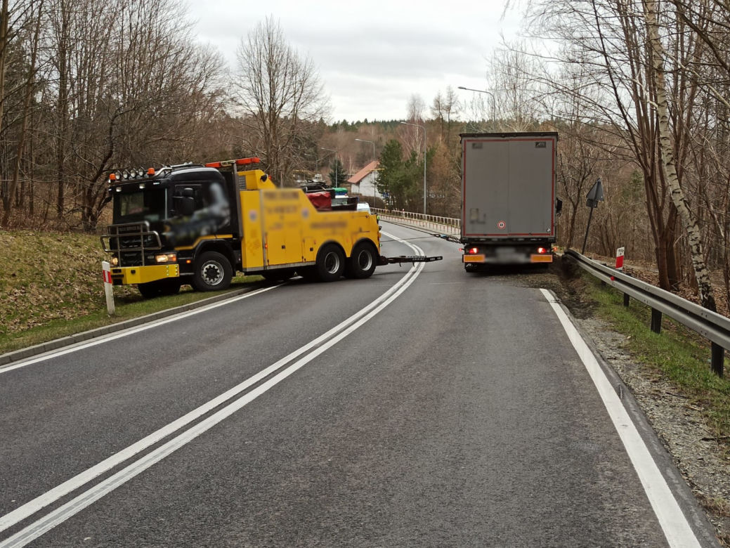 Trudne warunki na drogach. Na DK 51 w okolicach "czarnego punktu" dachowało auto [ZDJĘCIA]