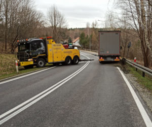 Trudne warunki na drogach. Na DK 51 w okolicach czarnego punktu dachowało auto [ZDJĘCIA]